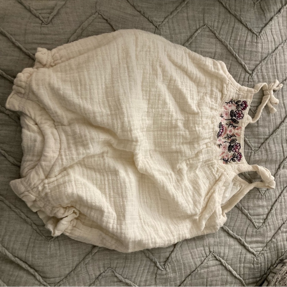 Old Navy Romper with Embroidered Flowers NWOT 6-12 months